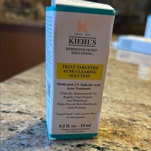 Kiehl's Dermatologist Solutions truly targeted acne solution